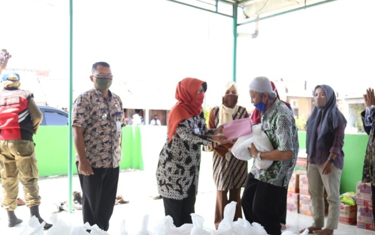 Bupati Tegal Salurkan 345 Paket Sembako ke Warga Terdampak Banjir Rob