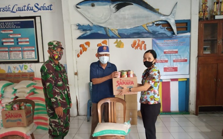 Kasie pembangunan kelurahan Pateten dua Ester Wulur SE didampingi babinsa Serda Dompit S.Makoginta salurkan bansos sembako kewarga yang terdampak covid-19