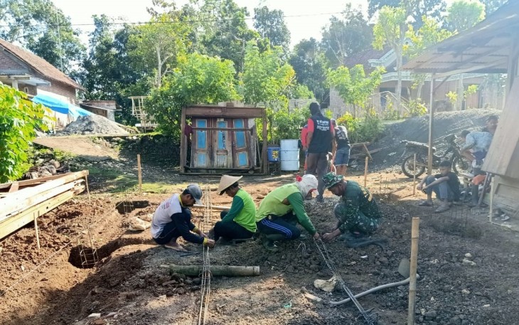 Warga Dusun Ngrancah Asyik Menyusun Besi untuk Pengecoran