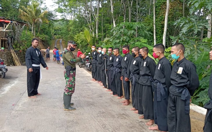 Pencak SIlat PSHT Ikut Sumbangkan Tenaganya di TMMD 108 Kodim 0807/Tulungagung