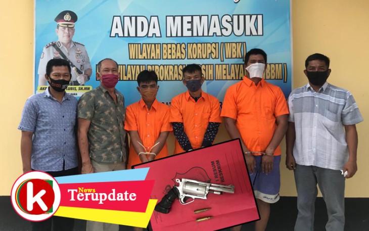 Tiga tersangka (kenakan baju orange) saat diamankan petugas