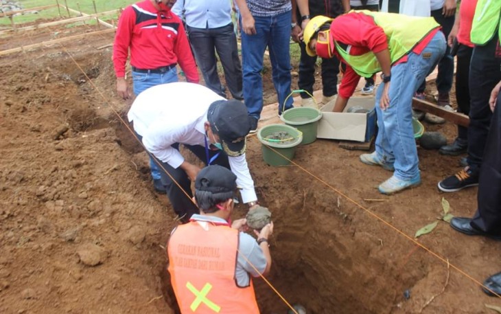 Bupati Bengkulu Utara Mian Lakukan Peletakan Batu Pertama Pembangun Tempat Pengolahan Sampah Reduce Reuse Recyle 