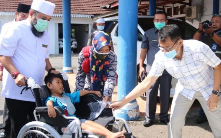 Wali Kota Bengkulu Helmi Hasan Saat Memberikan Bantuan Kursi Roda Kepada Kaum Difabel Secara Simbolis 