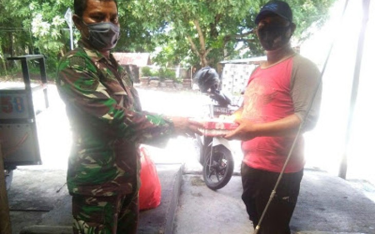 Babinsa 1310-01/Bitung saat Bagikan Nasi Kotak