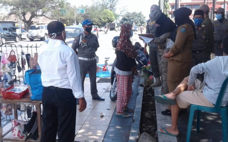 Satuan Polisi Pamong Praja Melakukan Penertian Pedagang yang Jualan di Trotoar 
