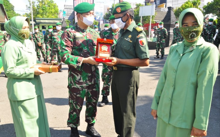 Dandim 0808/Blitar Letkol Inf Kris Bianto saat Memberikan Cinderamata kepada Anggota (foto: Kodim 0808/Blitar for Klikwarta.com) 
