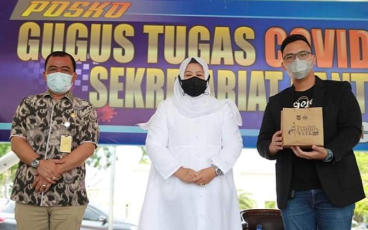 Ketua Dekransada Marlin Agustina Rudi (tengah) foto bersama pihak Gojek (baju hitam) dan Kadisperindag Gustian Riau