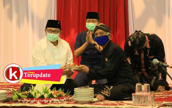 Bupati Blitar Rijanto saat memberikan nasi tumpeng kepada pelaku seni Macapat (foto: Faisal NR / Klikwarta.com)  