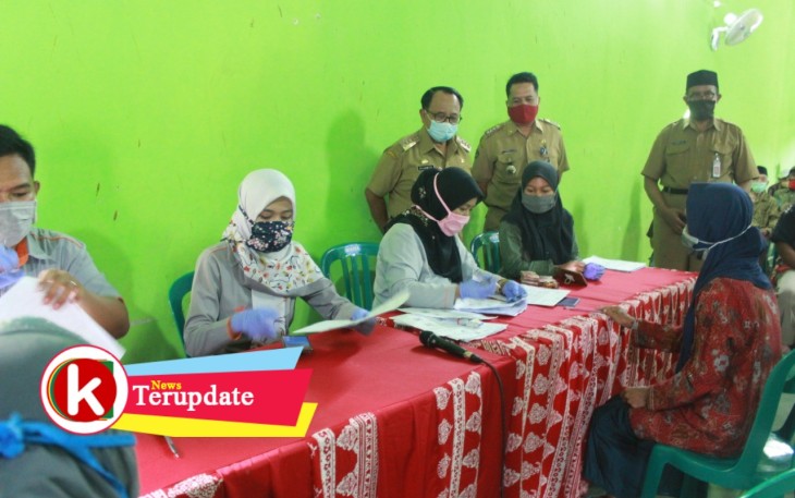 Suasana Penyaluran BST Tahap Kedua (foto: Faisal NR / Klikwarta.com) 