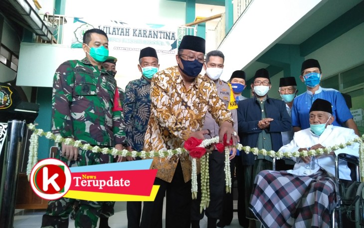 Walikota Blitar Santoso saat Mamotong Pita Sebagai Tanda Peluncuran Pondok Pesantren Tangguh Semeru (foto: Faisal NR / Klikwarta.com) 