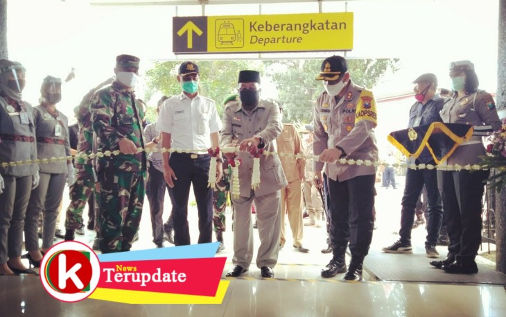 Walikota Blitar Santoso saat Mamotong Tali Bunga Sebagai Penanda Peluncuran Stasiun dan Terminal Tangguh Semeru Covid-19 (foto: Faisal NR / Klikwarta.com) 