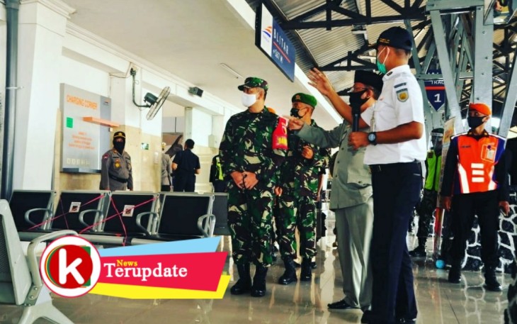 Dandim 0808/Blitar Letkol Inf Kris Bianto saat Meninjau Salah Satu Area Stasiun Blitar (foto: Pendim Kodim 0808/Blitar for Klikwarta.com)