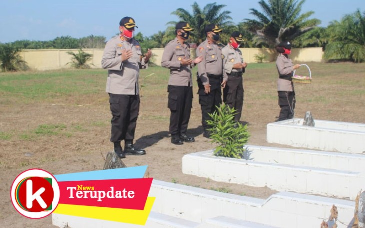 Kapolres Aceh Singkil AKBP. Mike Hardy Wirapraja Sik bersama jajarannya saat melakukan ziarah ke makam pahlawan Setempat.