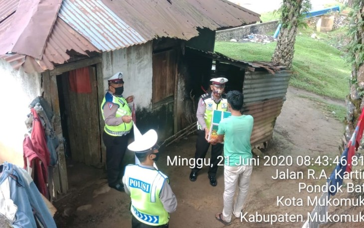 Polres Mukomuko Polda Bengkulu Berikan Bantuan Paket Sembako ke Tukang Parkir