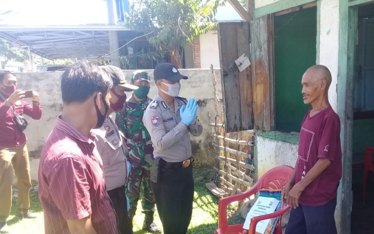 Polsek Kaur Selatan Salurkan Bantuan Beras Polri ke Warga Terdampak Covid-19