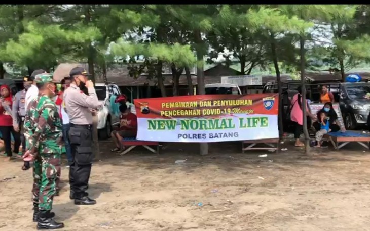 Polres Batang dan Koramil Gringsing Imbau Wisatawan Pantai Jodo Patuhi Protokol Kesehatan