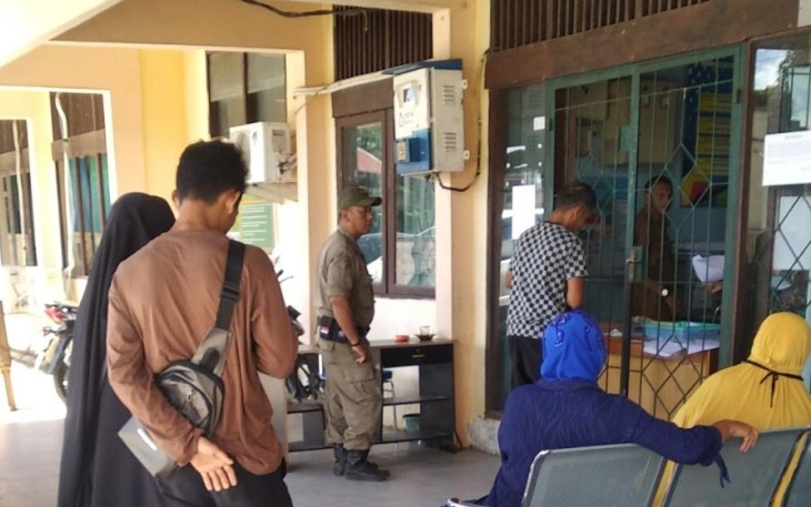 Masyarakat saat mengurus administrasi kependudukan di Kantor Disdukcapil Aceh Singkil.