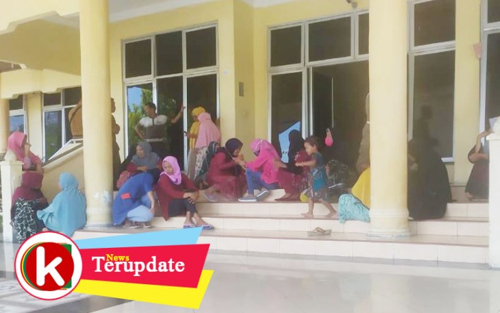 Sejumlah kaum hawa menduduki Kantor Bupati Aceh Singkil.