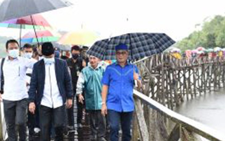 Plt. Gubernur H. Isdianto saat melakukan peletakan batu pertama pembangunan Jembatan Marok Tua di Kabupaten Lingga