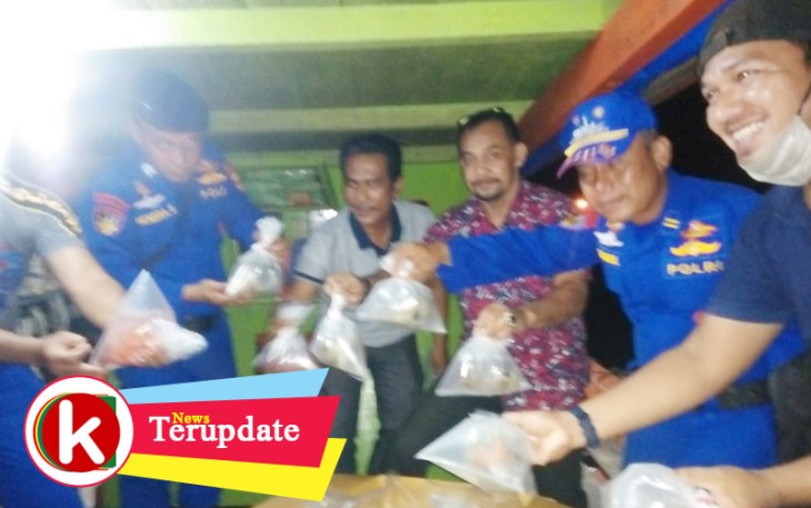  Tim gabungan saat menangkap ratusan bungkus bunga terumbu karang dalam sebuah boat barang di dermaga rakyat Pulo Sarok Singkil Aceh Singkil Provinsi Aceh.