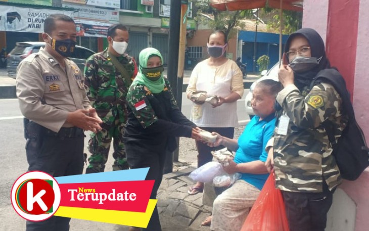 Pembagian Nasi Bungkus Kepada Warga Kurang Mampu