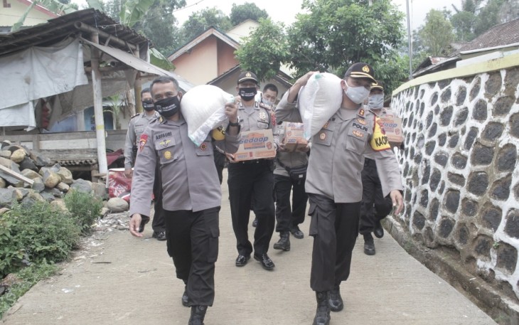 Kapolres Batang Panggul Beras Bantu Korban Kebakaran di Blado