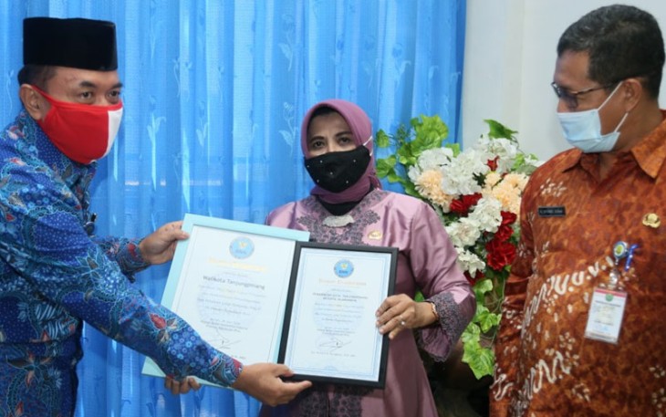 Plt. Walikota Tanjungpinang Hj. Rahma S.IP usai penandatanganan Surat Keputusan Bersama (SKB)