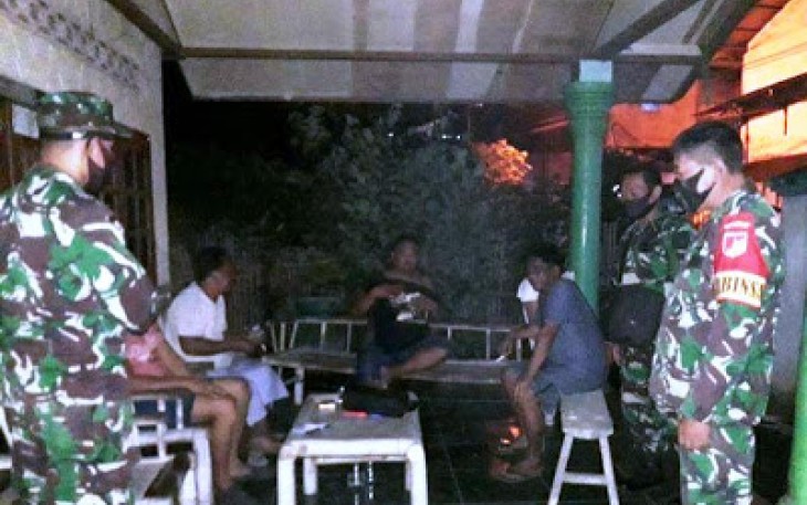 Sekelompok Warga Tenggak Miras Dibubarkan Patroli Koramil