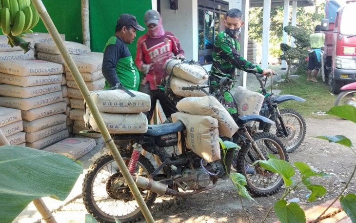 Asyiknya Angkut Bahan Material Menggunakan Motor Rakitan