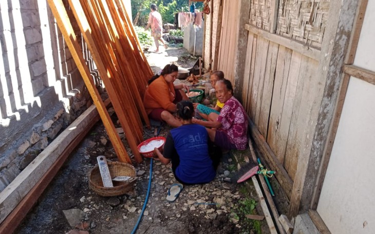 Ibu-Ibu Warga Desa Ngepoh Merasakannya