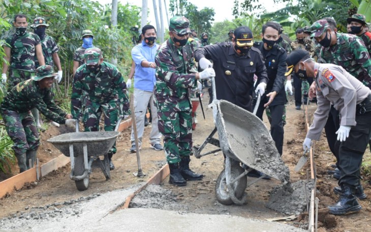 Dansatgas dan Kepolisian Lakukan Gotong Royong dalam Pembukaan Pekerjaan TMMD 108