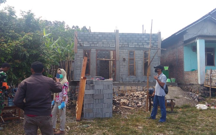 Bidan Desa Ngepoh Terjun Langsung ke Lokasi TMMD untuk Lakukan Pemeriksaan Para Satgas