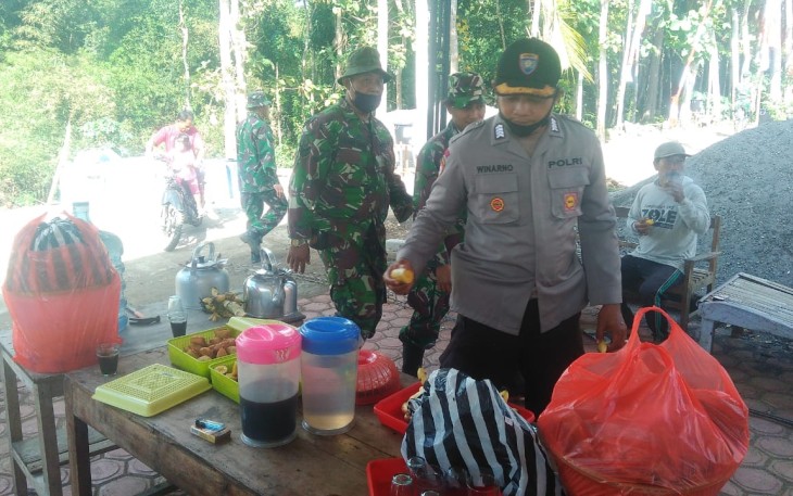 Bripka Winarno Mengambil Singkong Goreng sebagai Pembuka Makan