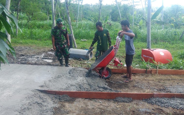 Riyan Ikut Bantu Satgas TMMD Rabat Jalan Bersama Pemuda Desa