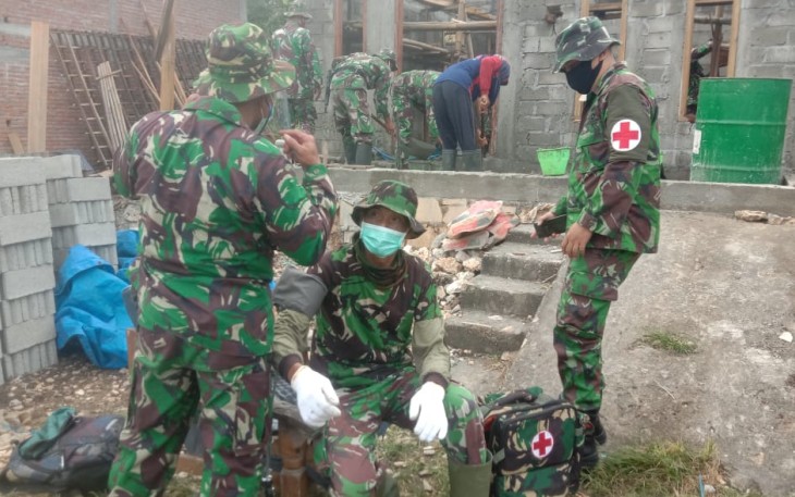 Tim Kesehatan Kodim 0807/Tulungagung Diterjunkan Langsung Periksa Anggota Satgas TMMD
