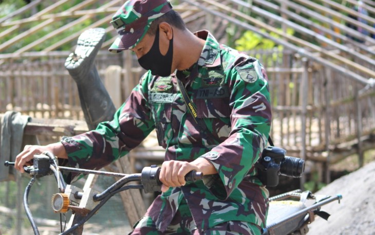 Kapenrem 081/DSJ Tertarik dengan Motor Warga Ngepoh