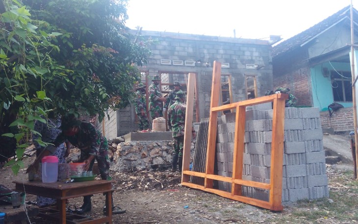Kopda Wawan Tata Toples Berisi Camilan di Meja
