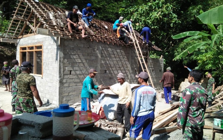 Genteng Rumah Mulai Dipasang oleh Satgas TMMD dan Warga Dusun Ngepoh