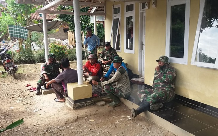 Satgas TNI Dan Masyarakat Melepas Lelah