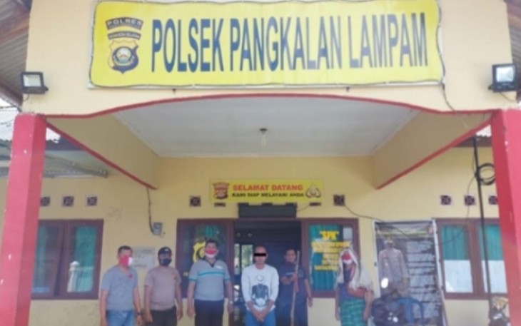 Tersangka (diborgol) saat diamankan