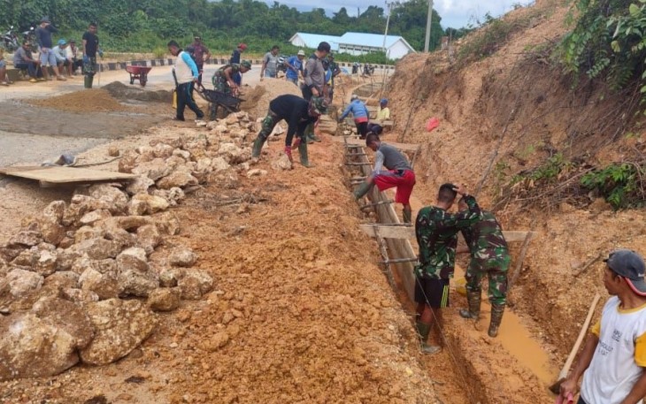 Tentara Ajarkan Budaya Gotong Royong Ditengah Perbedaan