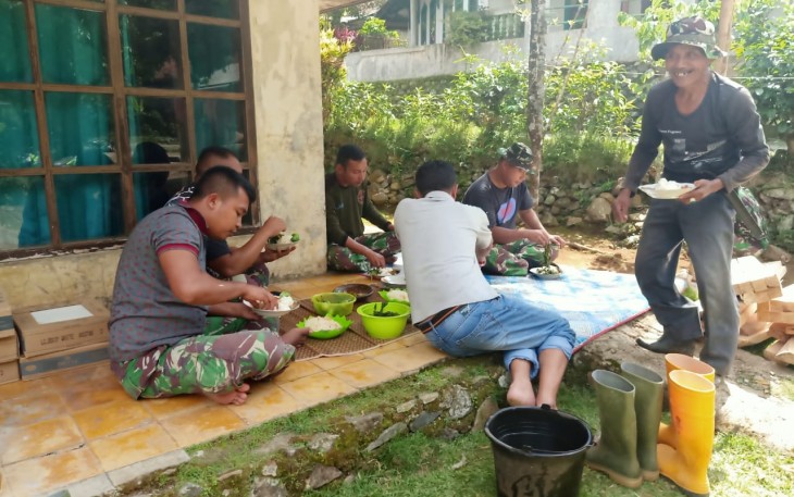 DEMI KEAMANAN,SATGAS TMMD KODIM 0605 BUAT POS KAMLING