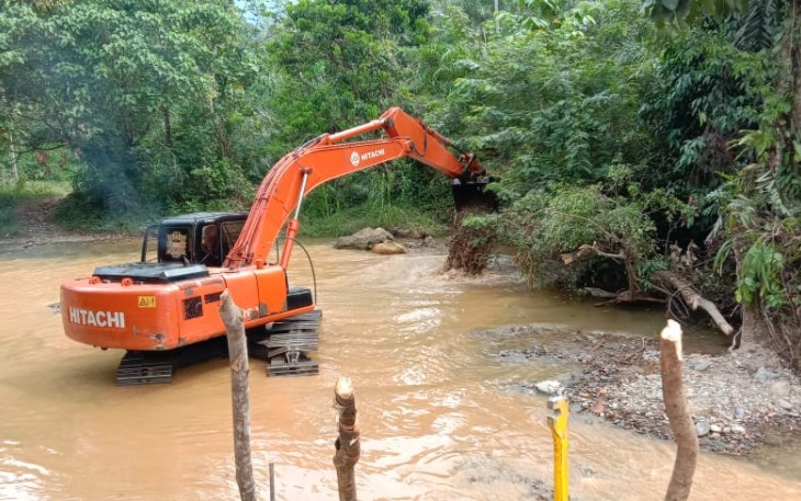 Buka Jalan Antar Dusun Sepanjang 1,5 Km, Satgas TMMD 108 Kodim 0203/Lkt Kerahkan Alat Berat