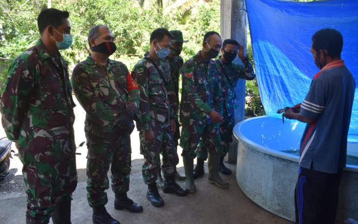 Satgas TMMD 108 Kodim 0807/Tulungagung Dengarkan Penjelasan Penangkaran Penyu