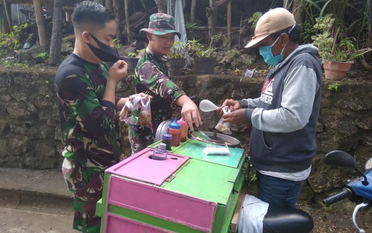 Karyaji Berdagang Masih Gunakan Masker