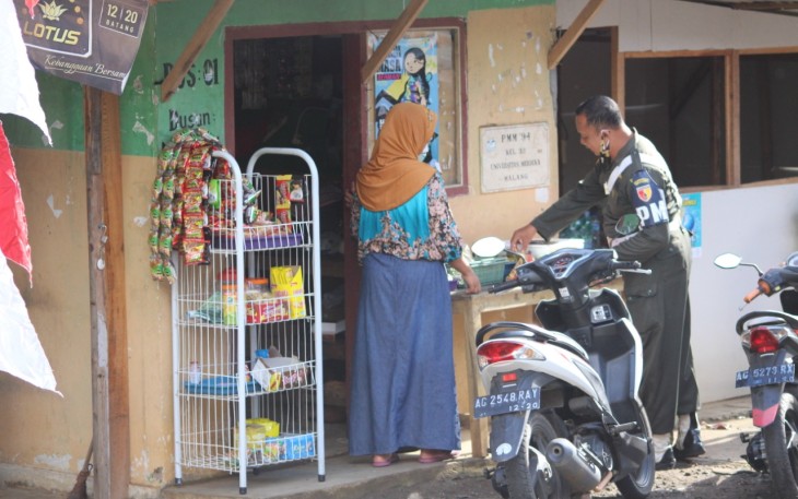 Polisi Militer Sempatkan Belanja ke Warung