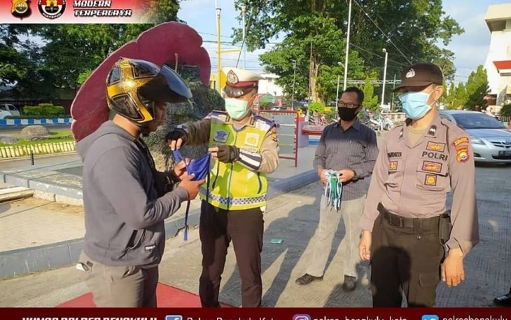 Polres Bengkulu Bagikan Masker Gratis