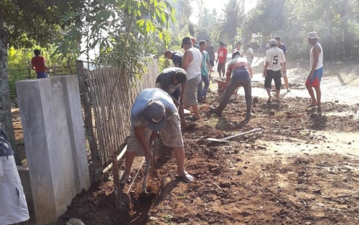 Kades Desa Niur Bersama Warga Bergotong-royong Gali Siring Jalan dan Menimbun Bahu Jalan