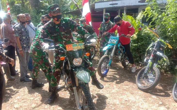 Dengan Gagah Danrem Naik Trail Menuju Lokasi TMMD 108 Kodim 0807/Tulungagung