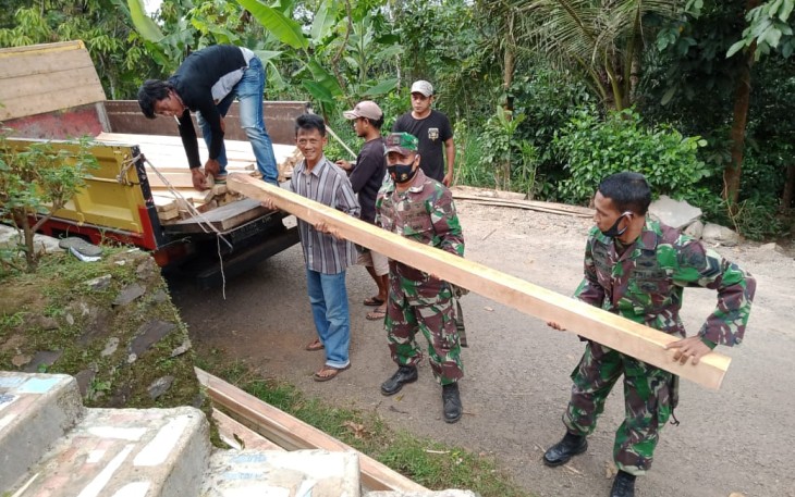 GOTONG ROYONG SATGAS TMMD DENGAN WARGA BANGUN POS KAMLING
